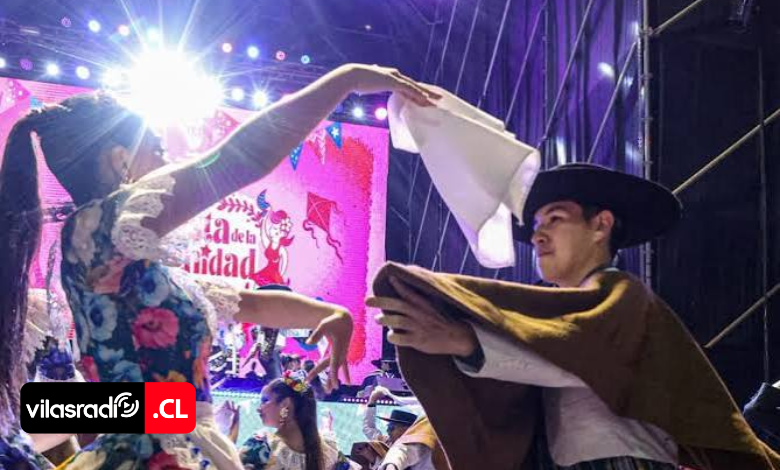 VilasRadio's tweet photo. 🇨🇱🇨🇱 CONCEJO MUNICIPAL DE IQUIQUE APRUEBA REGLAMENTO PARA LA FIESTA DE LA CHILENIDAD 2026 Y FIJA CIERRE A LAS 00:30 HORAS 🇨🇱🇨🇱

👉 En una acalorada sesión extraordinaria, el cuerpo edilicio ratificó las bases operativas para el tradicional evento dieciochero que se desarrollará en los estacionamientos de la UNAP. La normativa establece límites de funcionamiento hasta las 00:30 horas, la obligatoriedad de un 100% de música nacional y el retorno de las clásicas lotas comunitarias.

🔗 Revisa todos los detalles del reglamento y la cobertura completa de la sesión aquí:👉 https://t.co/uXcFsvbUHj
#Iquique #Tarapacá #FiestasPatrias2026 #FiestaDeLaChilenidad #ConcejoIquique #UNAP #VilasRadio