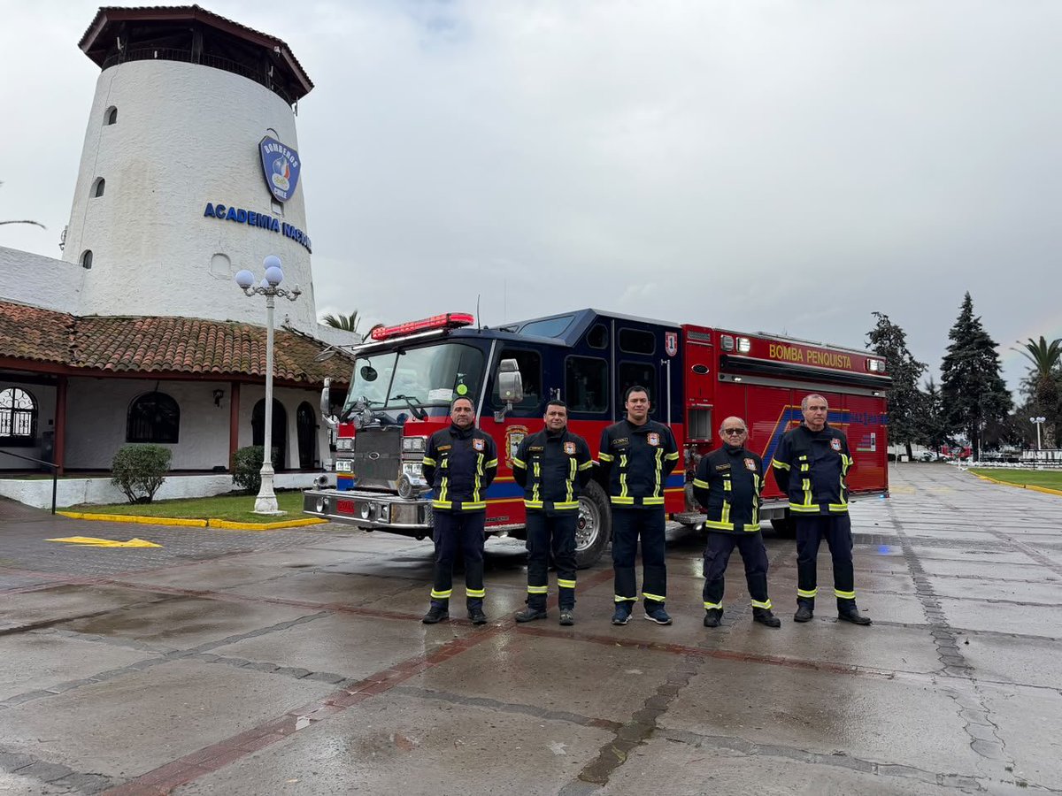 BomberosdeChile's tweet photo. 𝗕𝗨𝗘𝗡𝗔𝗦 𝗡𝗢𝗧𝗜𝗖𝗜𝗔𝗦 | Hoy, en la Academia Nacional de Bomberos de Chile, la Primera Compañía del Cuerpo de Bomberos de Concepción recepcionó y se capacitó en su nuevo carro multipropósito pesado E-ONE Typhoon eMAX. https://t.co/OxcLOn9g3V