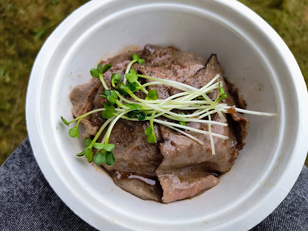 yakumiman's tweet photo. 息子にフジロックで何が1番おいしかった？と聞いたらピラミッドガーデンで食べられるこの牛丼だった。確か「霜降り炙り黒毛和牛丼」1800円。私はカイワレをいただいた。 https://t.co/6mkQyuOu9Q