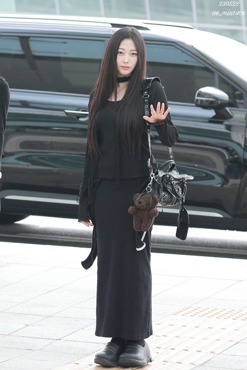 porcel444in's tweet photo. black is definitely giselle's color https://t.co/L9DgitGlh3