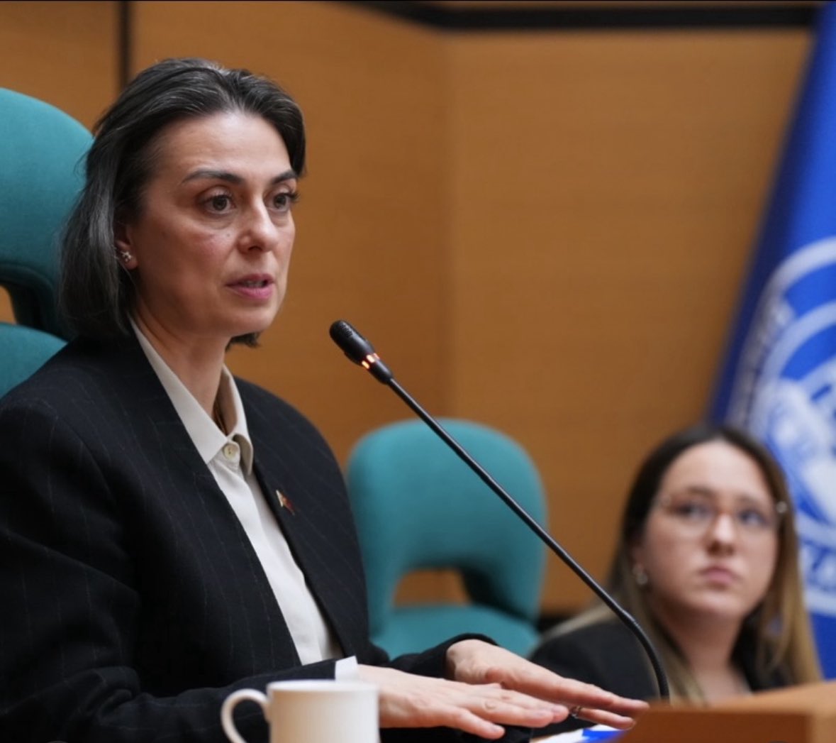 av_hazalbayhan's tweet photo. Belediyemiz ve Vatan Emniyet arasında mekik dokuyarak geçen üç günün ardından bu akşam saatlerinde verilen tutuklama kararıyla birlikte, bugün avukat kimliğimle konuşmayı tercih etmiyorum. Çünkü duygularım, mesleki değerlendirmelerimin çok daha önünde.

Genç bir kadın siyasetçi olarak kendime rol model aldığım, Cumhuriyet değerlerine bağlılığı, çalışkanlığı, vizyonu, cesareti ve nezaketiyle ilham veren çok kıymetli Başkanım Sinem Dedetaş’ın tutuklanmış olmasından duyduğum derin üzüntüyü kelimelerle anlatabilmem çok ama çok zor. 

Onun yol arkadaşı olmak, aynı ideale omuz vermek, onun vizyonu ile çizdiği rotada Üsküdar’a hizmet etmek bizler için büyük bir onur ve şereftir. İnandığımız ilkelere ve değerlere, hukuka ve adalete olan bağlılığımızdan da, Başkanımızın yanında durmaktan da asla vazgeçmeyeceğiz.

Her zaman olduğu gibi bugün de, yarın da Başkanımızın yanındayız. Sinem Dedetaş yalnız değildir! @sdedetas