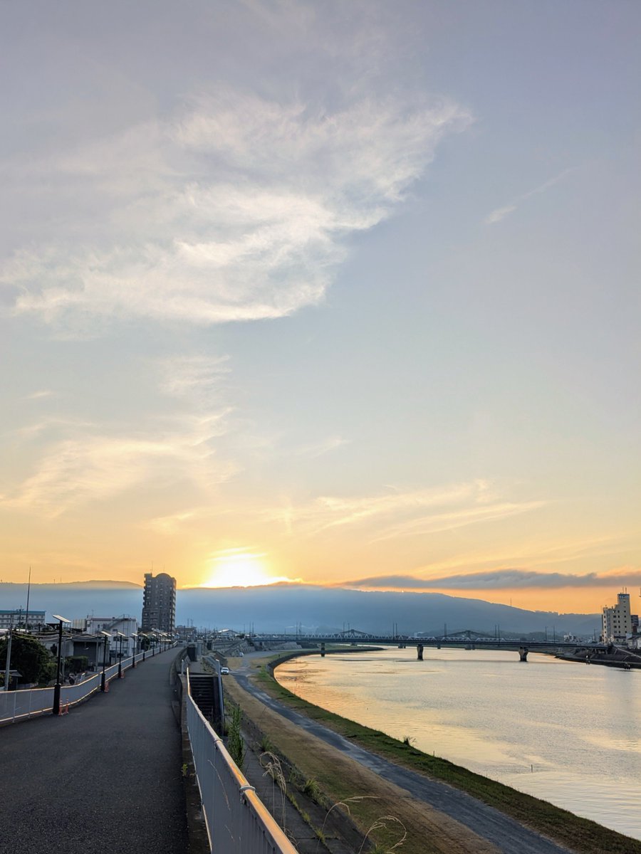 uxy5oa's tweet photo. 8月最初の朝日を全身で浴びて

あくびしながら

ゆっくり

ゆっくりと🍀

#散歩 https://t.co/SK2TBMbZQT