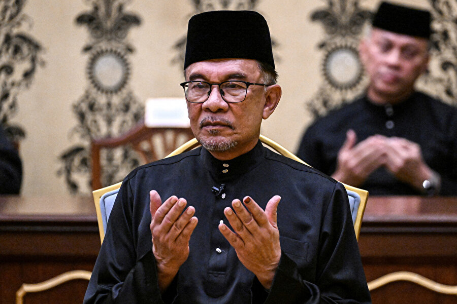 _tevhidgundemi's tweet photo. Malezya, 5 Bin Arakanlıyı Myanmar'a İade Edecek

🔻Malezya Başbakanı Enver İbrahim, "Myanmar ile iyi ilişkilerimiz var. Şimdi Malezya'daki 5 bin Arakanlıyı almayı kabul ettiler." dedi. 

🔻Açıklamanın ardından Malezya İçişleri Bakanlığı'nın iade edilecek kişilerin tespiti ve güvenlik taramalarına başladığı bildirildi. Söz konusu Arakanlılar, Myanmar'daki zalim Budist yönetimin zulmünden kaçarak Malezya'ya sığınmıştı. Malezya'da yaklaşık 126 bin Arakanlı mülteci bulunuyor.