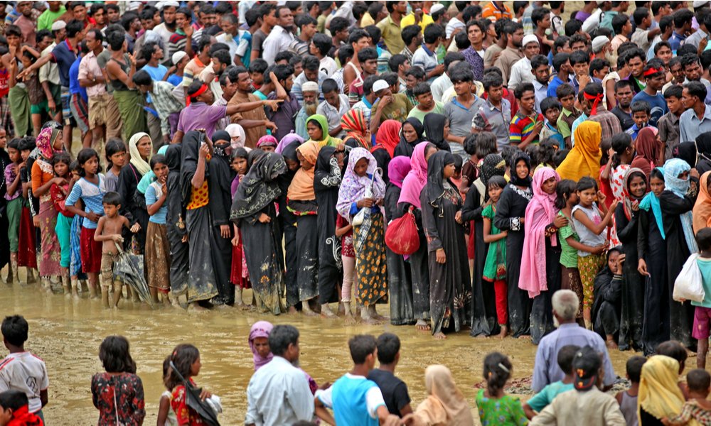 _tevhidgundemi's tweet photo. Malezya, 5 Bin Arakanlıyı Myanmar'a İade Edecek

🔻Malezya Başbakanı Enver İbrahim, "Myanmar ile iyi ilişkilerimiz var. Şimdi Malezya'daki 5 bin Arakanlıyı almayı kabul ettiler." dedi. 

🔻Açıklamanın ardından Malezya İçişleri Bakanlığı'nın iade edilecek kişilerin tespiti ve güvenlik taramalarına başladığı bildirildi. Söz konusu Arakanlılar, Myanmar'daki zalim Budist yönetimin zulmünden kaçarak Malezya'ya sığınmıştı. Malezya'da yaklaşık 126 bin Arakanlı mülteci bulunuyor.