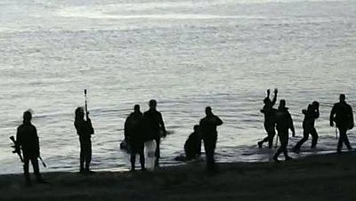 PlinioElGuapo's tweet photo. En 2014 cincuenta guardias civiles actuaron en Ceuta con pelotas de goma y botes de humo. Murieron 14 inmigrantes y se evitó el asalto.

En 2026 a cincuenta guardias civiles no se les ha permitido el uso de ese material. Han muerto mas de 50 migrantes y no se ha evitado el asalto https://t.co/mrZLxlqCDr