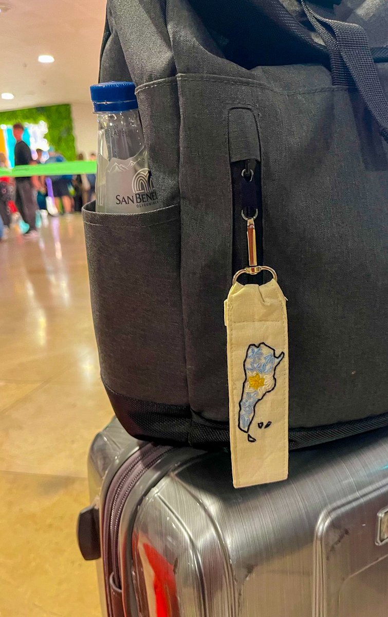 iluminica's tweet photo. Estoy en la fila para embarcar hacia Córdoba y hay una nena española que le dice a la madre: cuantas personas con la bandera de Argentina.

Jdjfjf literal todos tenemos algo de Argentina. Yo tengo esto: https://t.co/IJ4W3GnLs7