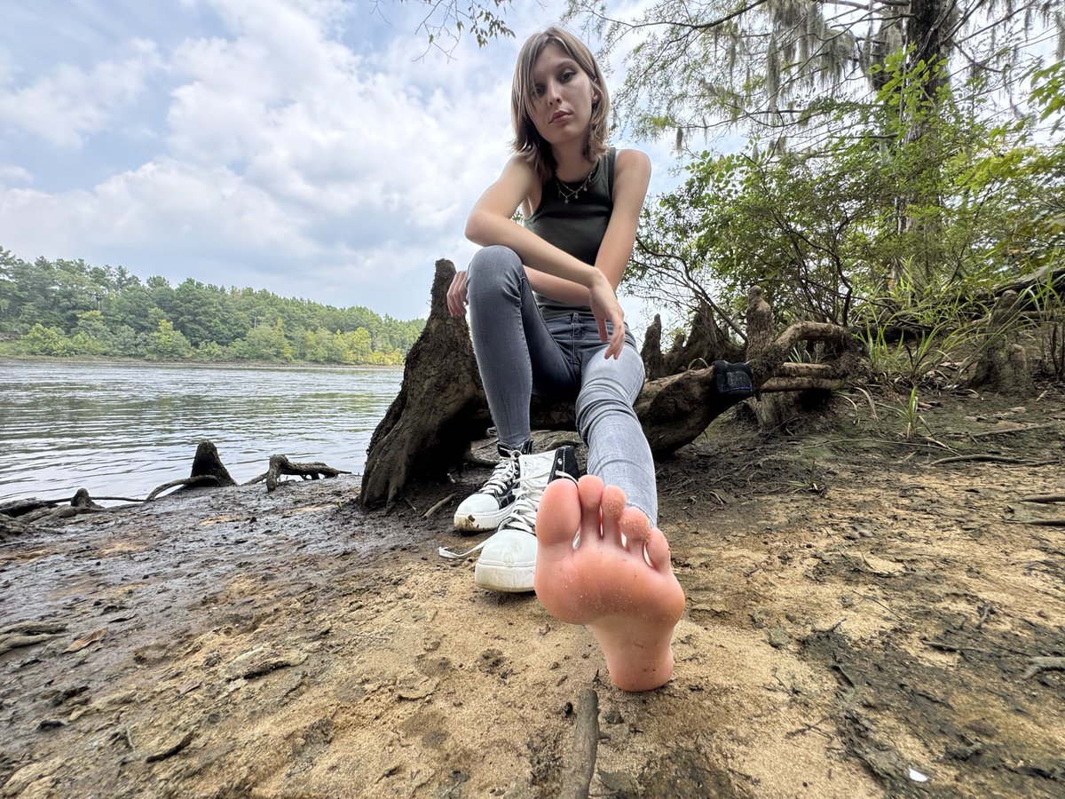KillerGirlSoles's tweet photo. Decided to visit the river today. Check out my Instagram @killergirlsoles1 for the full set of pictures 😁

#feet #feetfetısh #soles #dirtyfeet #river #tallgirl #prettyfeet #naturalfeet https://t.co/kj30qmwMu4