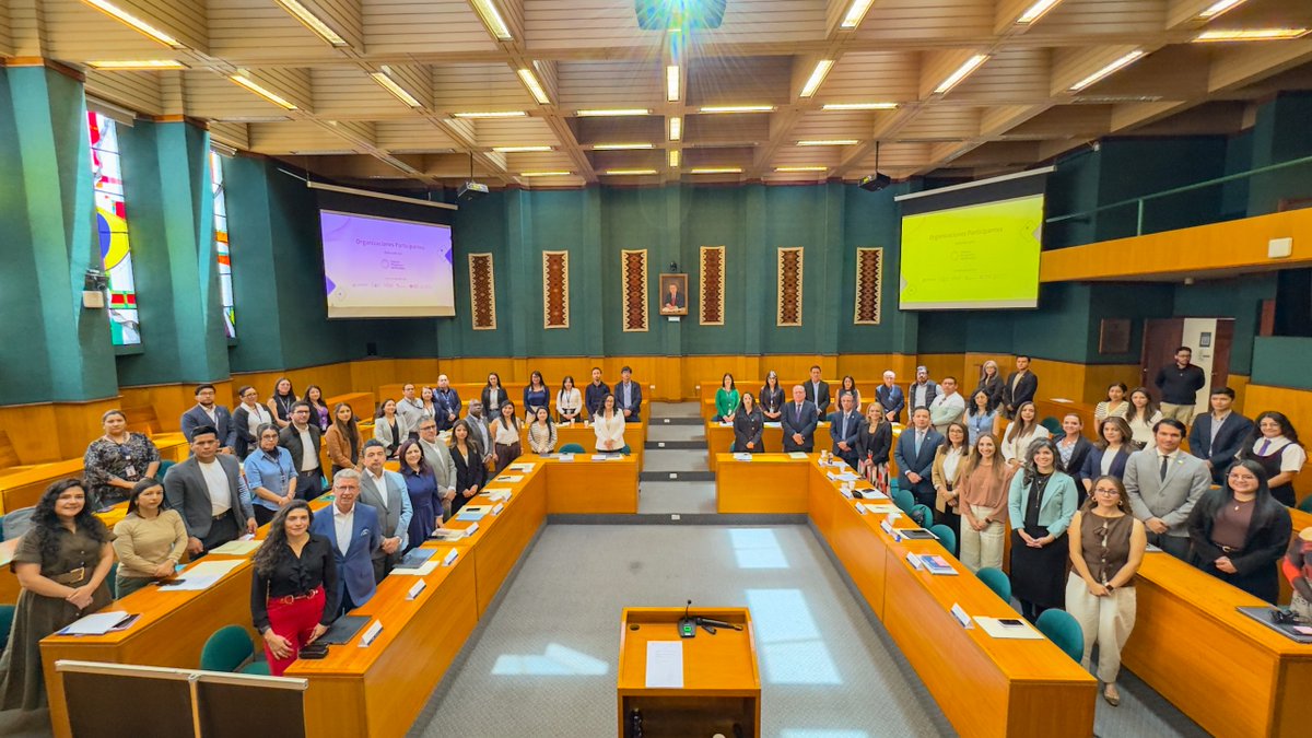 BancoCentral_Ec's tweet photo. Impulsamos una inclusión financiera más integral 🤝

#Quito | Autoridades de la Junta de Política y Regulación Financiera y Monetaria, del Banco Central del Ecuador y del Clúster Financiero del Ecuador participaron en el taller de socialización del Diagnóstico de los Sistemas de Valores, Seguros y Servicios de Atención Integral de Salud Prepagada, un espacio de diálogo orientado a generar insumos para fortalecer las políticas de inclusión financiera. 👩🏻💵

Durante el encuentro, Daniela Moya, Miembro de la #JPRFM, destacó que la cobertura de los servicios de atención integral de salud prepagada creció de 1,2 millones de afiliados y beneficiarios en 2020 a más de 1,6 millones en febrero de 2026, un avance que evidencia la importancia de impulsar políticas que amplíen el acceso de la población a servicios financieros y de protección. 📈⚕️