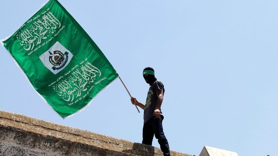 _tevhidgundemi's tweet photo. 🔴Hamas, ateşkesin ikinci aşamasına olumlu yaklaştıklarını, ağır silahları bırakma konusunun ise ancak bazı şartların sağlanması halinde değerlendirilebileceğini açıkladı:

🔻İşgalci İsrail'in tüm saldırılarını sona erdirmesi
🔻Gazze Şeridi'nden tamamen çekilmesi
🔻İdari komitenin Gazze'de göreve başlaması
🔻İşgalciler tarafından oluşturulan silahlı çeteler ve milislerin dağıtılması
🔻Uluslararası koruma güçlerinin konuşlandırılması
🔻Gazze'nin yeniden inşasının başlatılması
🔻Bağımsız Filistin devletinin kurulması