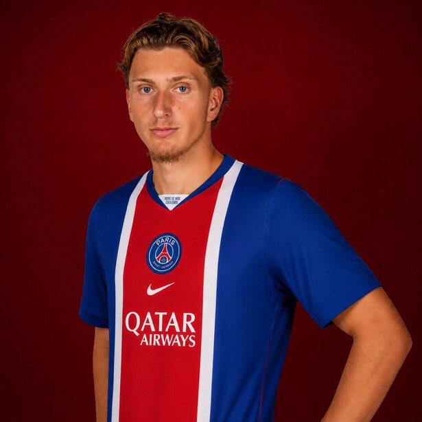 Paris_sginfos's tweet photo. 🔴🔵🚨 Les médias néerlandais confirment !

⏳ Mika Godts n'est actuellement pas à Amsterdam en raison des négociations liées à son transfert. L'Ajax est au courant de l'intérêt du PSG.

🗞 Voetbal NL

(Aujourd’hui à Porto avec Campos) https://t.co/dQ2cuXfIwq