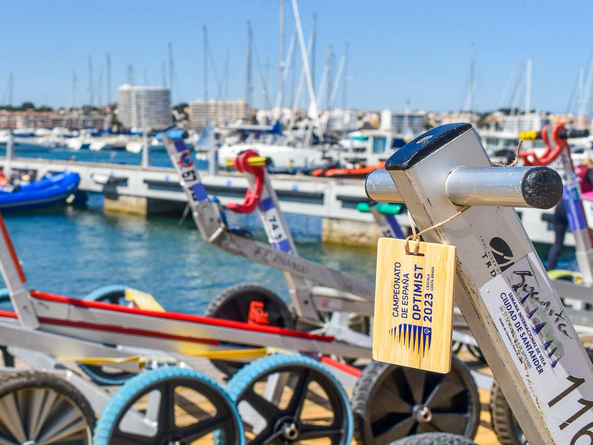 SailorsforSea's tweet photo. #PlasticFreeJuly is a reminder that small swaps can make a big impact—especially on the water. 🌊
At your next #CleanRegatta, choose reusables over single-use plastics to keep plastics out of our oceans and set an example for clubs everywhere.
More: https://t.co/RkuAQsLVkt https://t.co/8lJ7MjPbR8