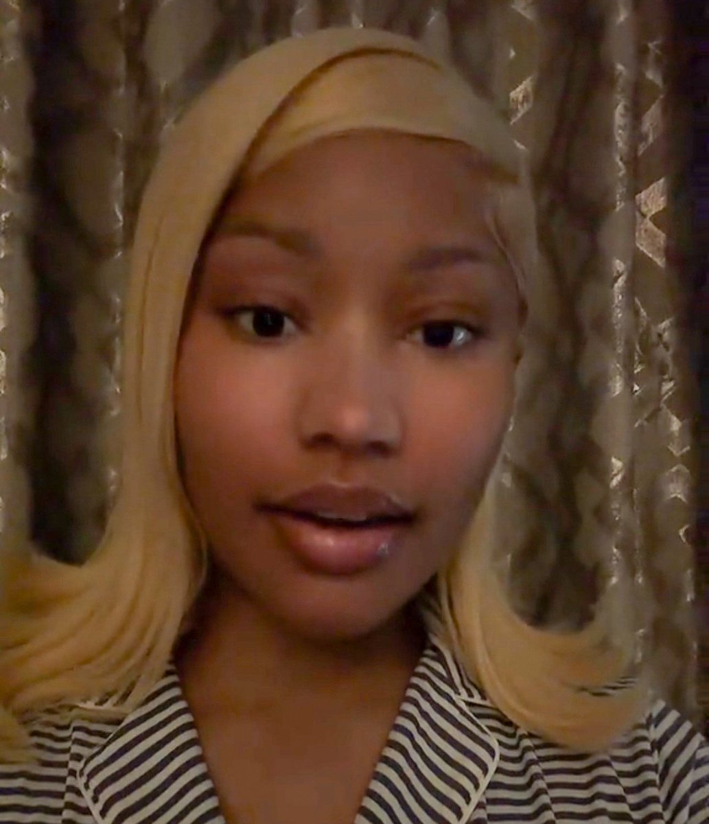 elifizzzzle's tweet photo. Queen sitting pretty while these other bxtches are on their 10th procedure but still botched and meltingggggggggg. 🩷💕 https://t.co/G45SWbOA8z