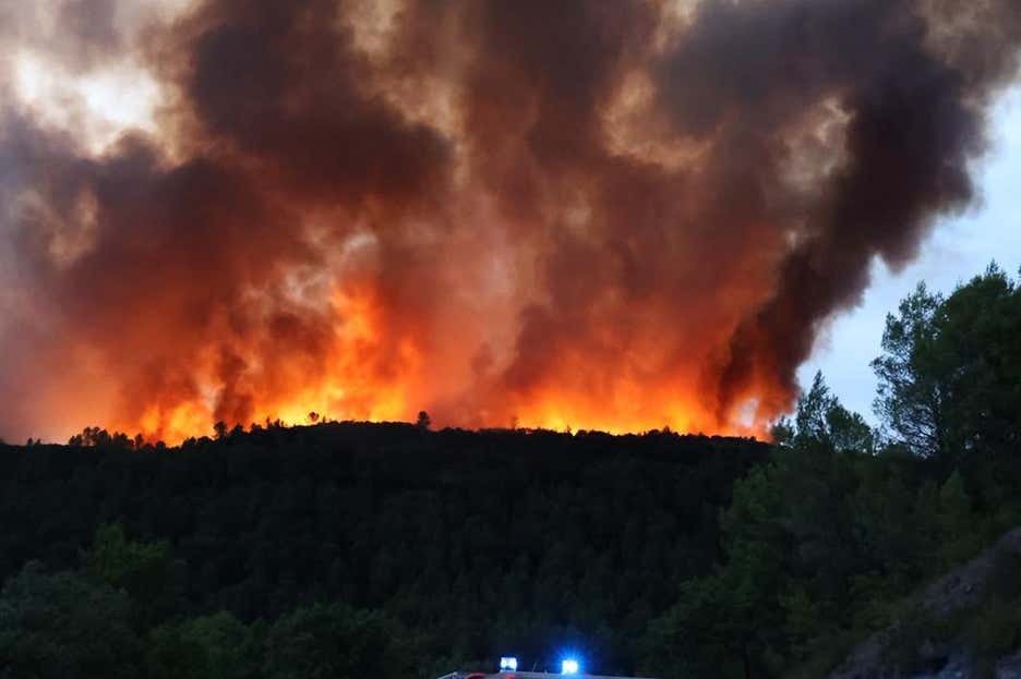 InfosFrancaises's tweet photo. 🔥 FEUX DE FORÊT : Le Var fait face actuellement à un type de feu "qui défie l'entendement", annonce le préfet. Le village de Montfort-sur-Argens est entouré par des flammes de 25 mètres de haut. https://t.co/6wA5Z094pd