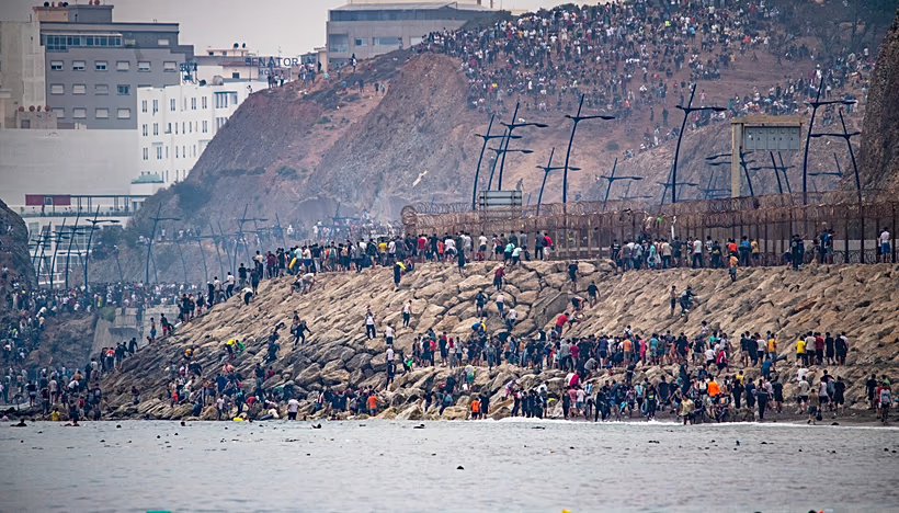 crisp_report's tweet photo. 🚨 🇪🇺🇪🇸 EU says irregular migrants who entered Spain's Ceuta enclave cannot move to mainland Europe or other EU countries. — Euronews https://t.co/YbaVsTdxLt