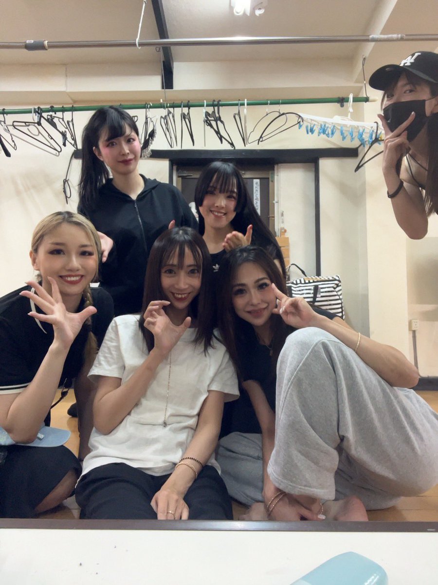 akanishi_414's tweet photo. ラストの小倉さん、11日間ありがとうございました！たくさんAQKのここが好き！を改めて感じた毎日でした😊小倉に来ることが出来て、たくさんの出会いがあって、たくさんのあたたかさをいただいて、とても幸せです❣️最後はご一緒したお姐さん方、まきのも見守ってくれて胸がいっぱいになりました😌💕 https://t.co/YAO0ufTVjv