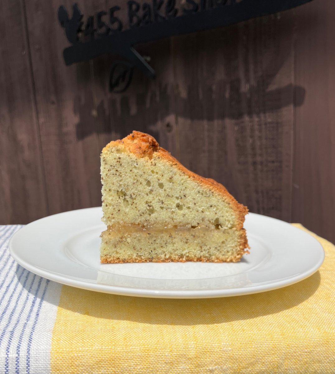 455BakeShop's tweet photo. 8月1日土曜日（本日、お店はお休みです）

今週もありがとうございました。
来週のお知らせです。
店頭営業は8/4(火)、8/6(木)、8/7(金)の14:30〜18:00お待ちしております。
通販は8/6(木)の3種セットとお楽しみ6種セットです。
プラムとブルーベリーのトレイベイク、土台はサクサククッキー、爽やかな https://t.co/82c06GTjcZ