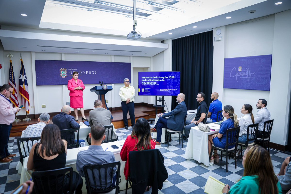 Jenniffer's tweet photo. Hoy reuní a parte de mi equipo de trabajo para dar seguimiento al monitoreo continuo de los embalses de la isla y evaluar las condiciones actuales del suministro de agua, como parte de las acciones preventivas para garantizar este recurso esencial para nuestra gente.

Además, firmé dos Órdenes Ejecutivas mediante las cuales declaramos un estado de emergencia ante los bajos niveles de precipitación que enfrenta la isla, con el propósito de proteger nuestro recurso más valioso: el agua.

Estas medidas permitirán reforzar la coordinación interagencial, agilizar la adquisición de equipos y cisternas, implementar acciones de conservación y garantizar el suministro de agua potable para nuestras comunidades y servicios esenciales.

Asimismo, firmé una Orden Ejecutiva para activar la Guardia Nacional de Puerto Rico y brindar asistencia al Gobierno en el acarreo, la distribución y la purificación de agua, garantizando así el acceso a este recurso indispensable para nuestra ciudadanía.