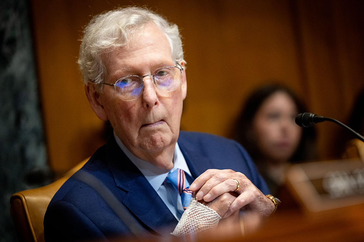 Notwokenow's tweet photo. It has now been 52 days since Mitch McConnell has been seen by anyone outside of his wife, supposedly. 

He has missed over 40 Senate votes. 

Taxation without representation is happening to every Kentuckian right now. 

Is he dead? https://t.co/2u5gMaD514
