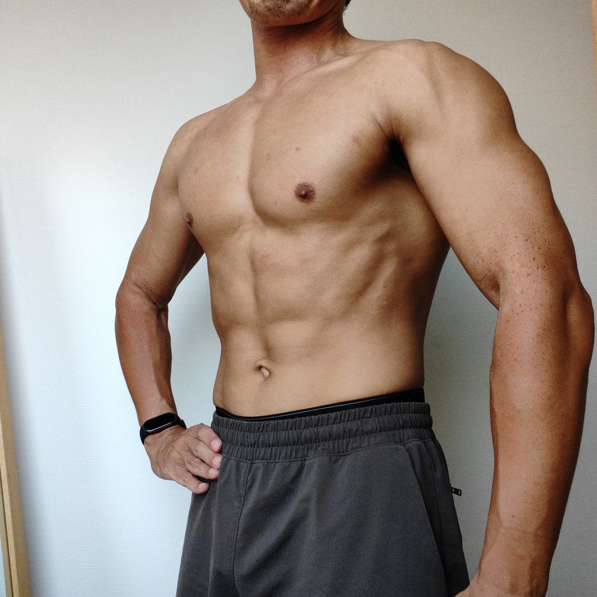plus_5man's tweet photo. 2日おきくらいに日サロ通って…結構黒くなった。

もっとヒリヒリするかと思ったけど、けっこう快適😌

あと3週間！

#筋トレ #ダイエット https://t.co/NqxNn93sYw