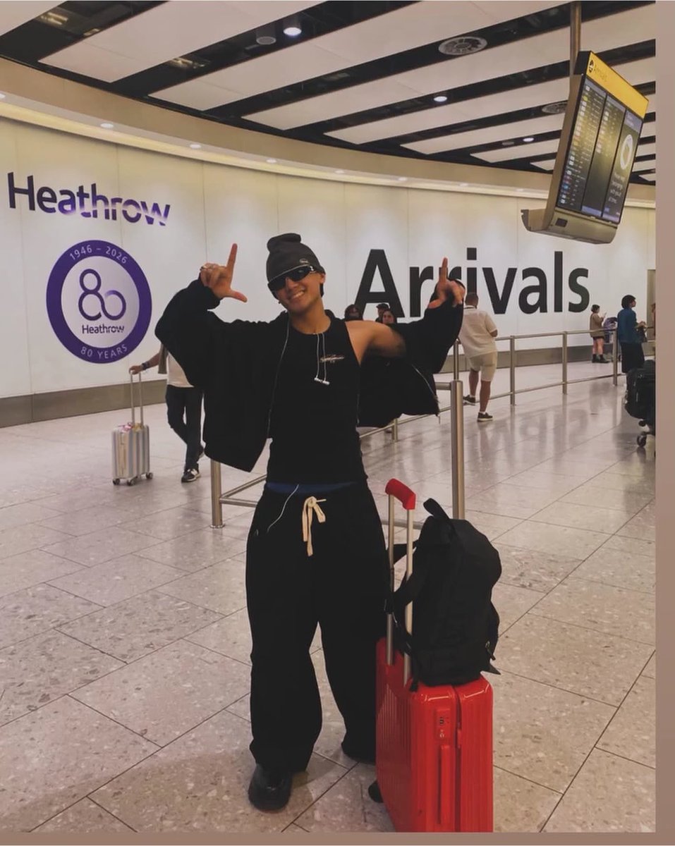 JarrenGrzal's tweet photo. Family home! 🇬🇧✨ 
Grabe un Smile 😃 🖤 enjoy ur vacation!

#JarrenGarcia @jarrenglorious https://t.co/h1Wfv0MWRR
