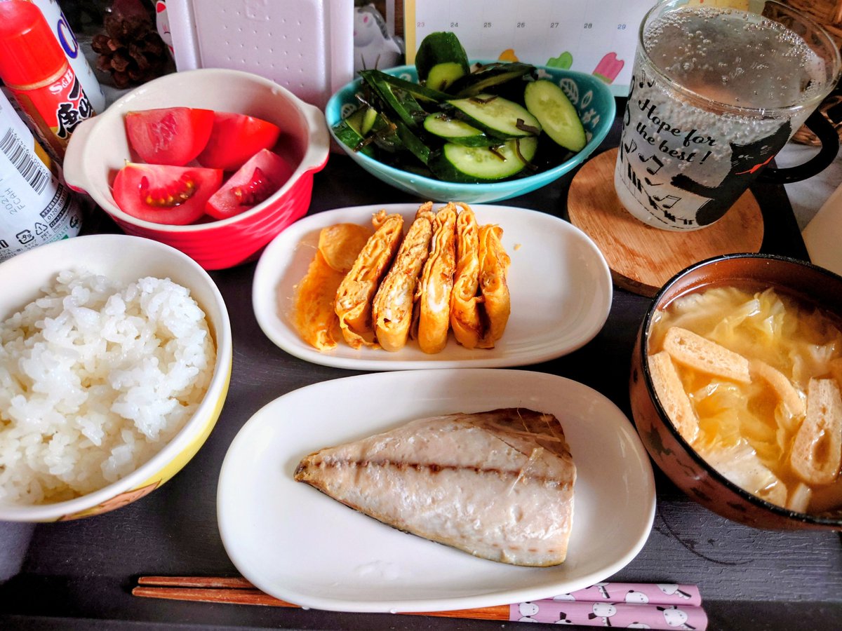 yumincho2525's tweet photo. 朝ごはん🍚

塩サバ🐟
玉子焼き
塩昆布きゅうり🥒
トマト🍅
納豆
白菜と揚げの味噌汁 https://t.co/atnOiNw10W