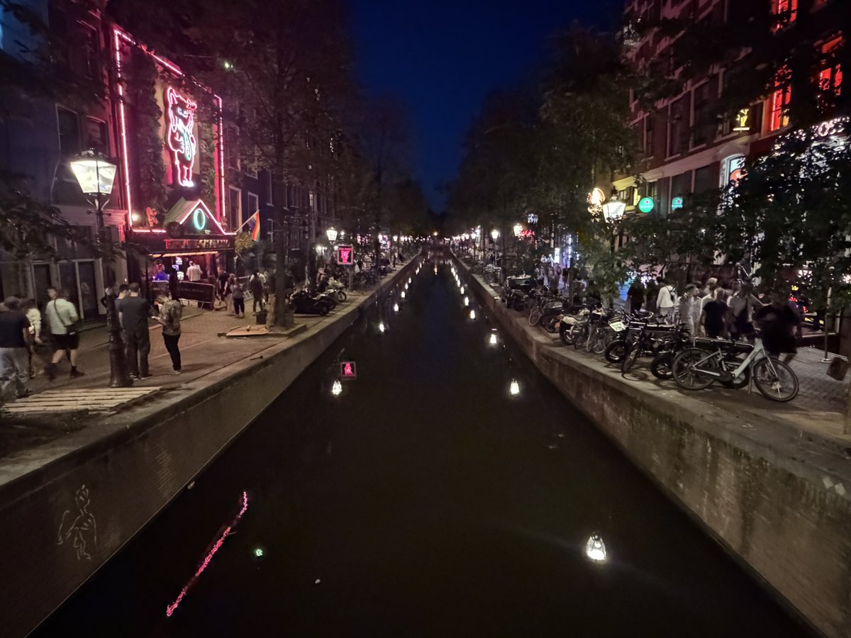 Gala1905's tweet photo. Amsterdam’in gecesi bir başka güzel https://t.co/QBJuofvwPY