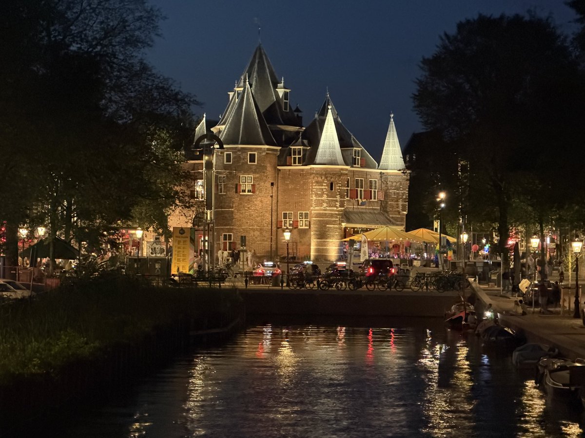 Gala1905's tweet photo. Amsterdam’in gecesi bir başka güzel https://t.co/QBJuofvwPY