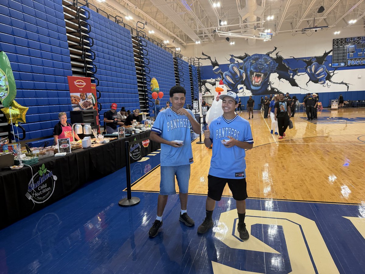 cekinghardball's tweet photo. Sheldon Back 2 School Bash! #service #GRIND https://t.co/0GhHjfsqnl