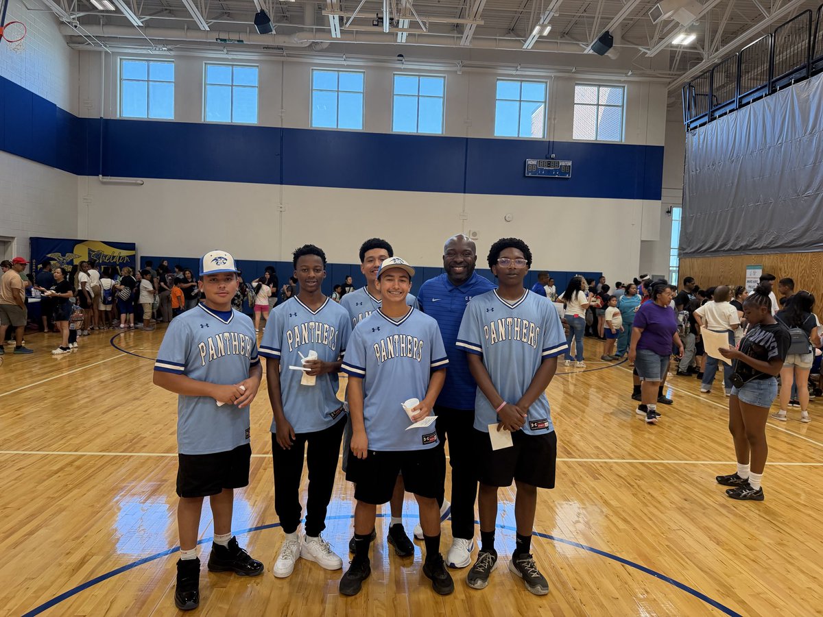 cekinghardball's tweet photo. Sheldon Back 2 School Bash! #service #GRIND https://t.co/0GhHjfsqnl