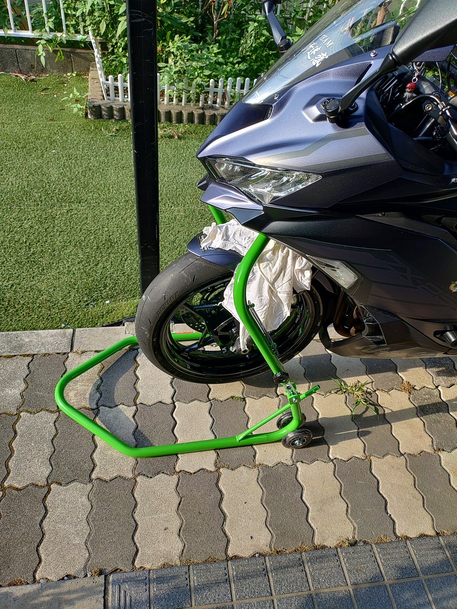 kohi_ZX10R's tweet photo. タイヤ交換行くのでホイール外し。
昨年25R用に買った、フロントスタンドやっと使える。(昨年のタイヤ交換のときは間に合わなかった)
今までのだと、カウルに干渉しちゃうんです。
250Rも干渉してたけど、無理やり上げてました。10Rは大丈夫だった。
#jtrip https://t.co/ES6MxHiCYF