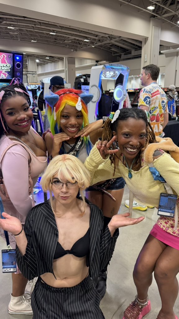 bbyrup's tweet photo. WE GOT OFFICE SIREN GRAVES IN THIS BITCH !!!!!! #otakon https://t.co/TMhbYrrA3L