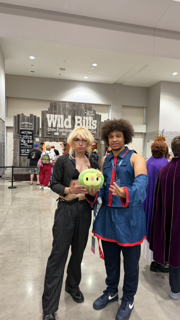 bbyrup's tweet photo. WE GOT OFFICE SIREN GRAVES IN THIS BITCH !!!!!! #otakon https://t.co/TMhbYrrA3L