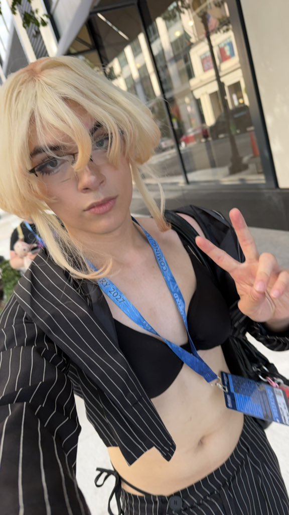 bbyrup's tweet photo. WE GOT OFFICE SIREN GRAVES IN THIS BITCH !!!!!! #otakon https://t.co/TMhbYrrA3L