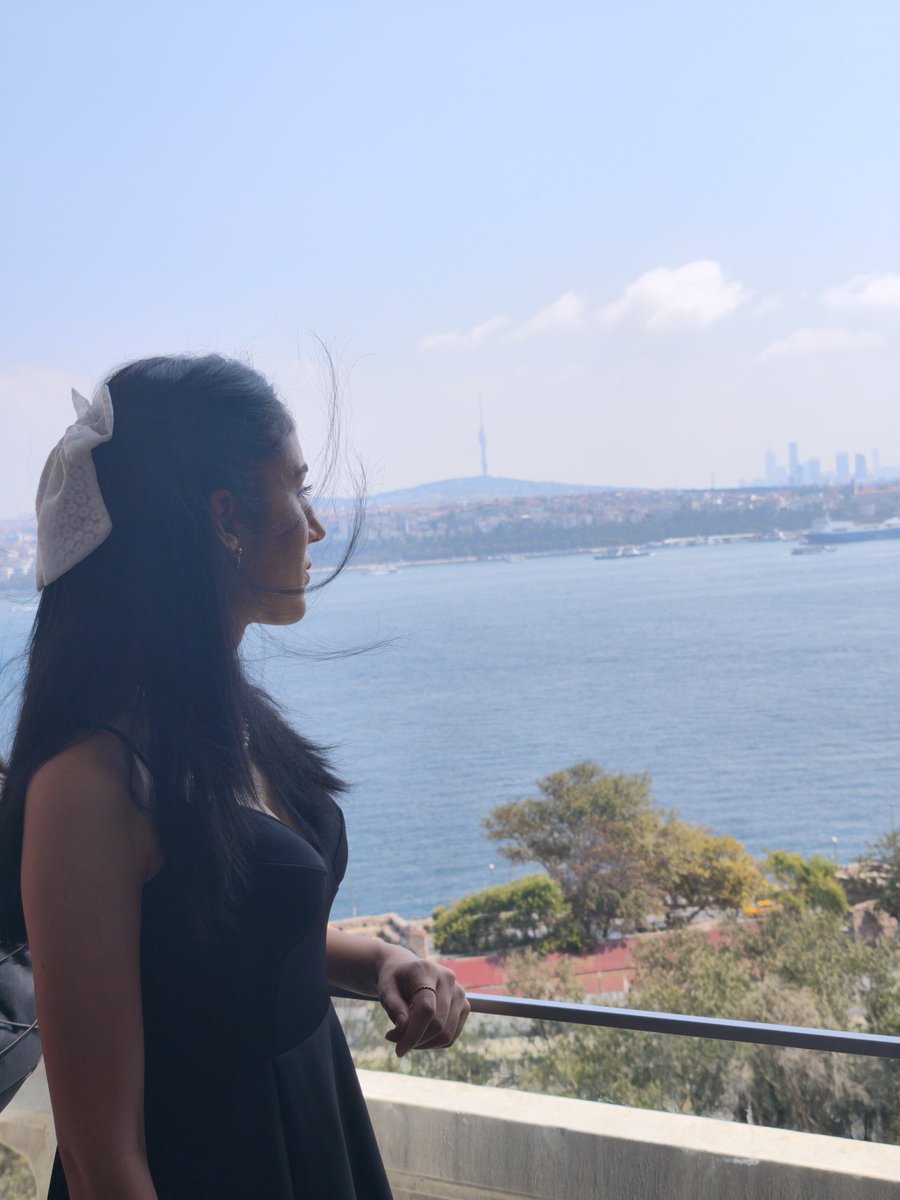 Hevi18900930's tweet photo. Bir fotoğrafımız var seninle ilk tanıştığımız zamanlarda nasıl da gülmüşüz öyle hiç demezsin Bu ikisi birbirine böyle şeyler yaşatacak diye hayat işte... https://t.co/MLFON5hPE3