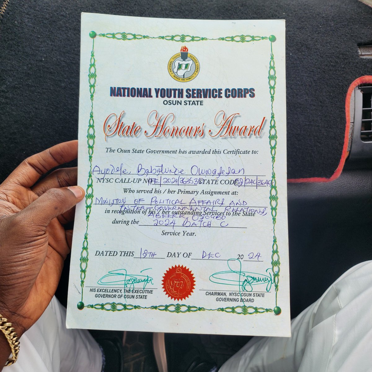 abo_ayodele's tweet photo. Today I received my certificate of State Honours Award signed by His Excellency SEN. ADEMOLA JACKSON ADELEKE, Executive Governor of Osun State, and also signed by the Chairman, NYSC OSUN STATE Governing Board.
#nysc #nyscosun #imoleosun #osuncorper #adeleke #corper #honours https://t.co/UwI17fSUgb