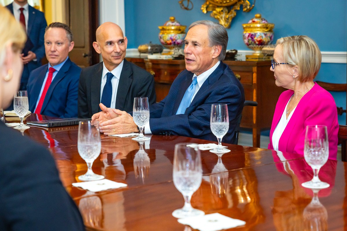 GovAbbottPress's tweet photo. Gov. Abbott today met with @SecAFOfficial Troy Meink, @TXSpaceComm Chair Gwen Griffin, State Rep. @DrGregBonnen &amp; @USSpaceForce Lt. Gen. Douglas A. Schiess, to discuss how Texas can continue supporting Air Force bases, grow military missions, and boost readiness &amp; efficiency. https://t.co/ARDXj5ATsi