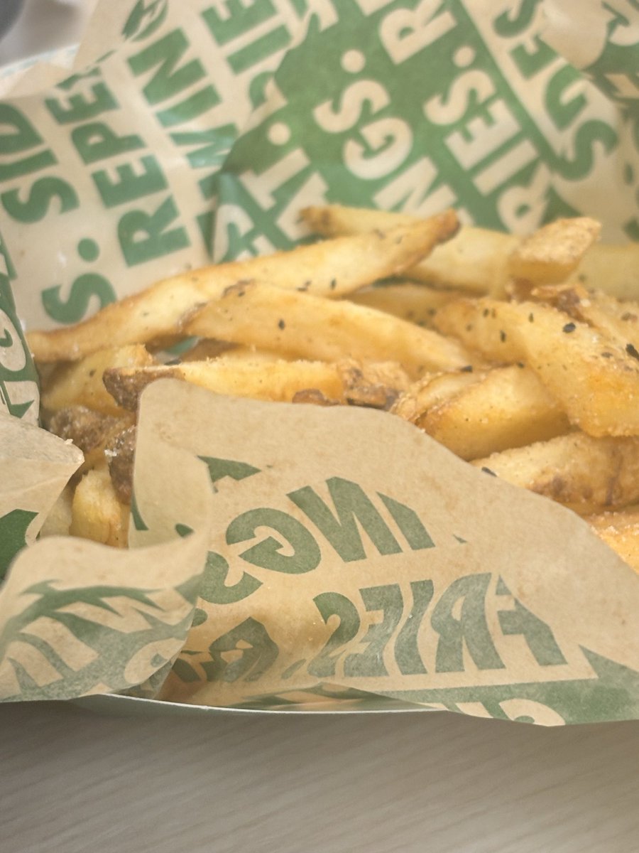 exlipserene's tweet photo. salty ass fries https://t.co/kxThkjROjY