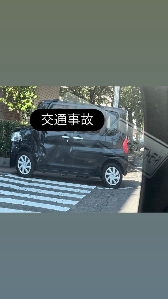 s35m1960's tweet photo. 交差点での交通事故
安全運転に心がけましょう。
#交通事故
#安全運転
#交差点 https://t.co/eaKU4eGuPg