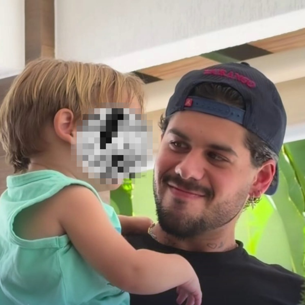 poptime's tweet photo. 🚨 Zé Felipe foi DENUNCIADO ao Ministério dos Direitos Humanos e da Cidadania após publicar um vídeo com o filho caçula, de quase 2 anos, em que estimula a criança a repetir falas de cunho s*xual. https://t.co/xTnfWSP3Ek