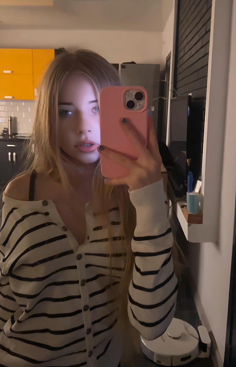auroragrandeee's tweet photo. Anybody wanna text me?😭 https://t.co/PJ1BuuH0Ed