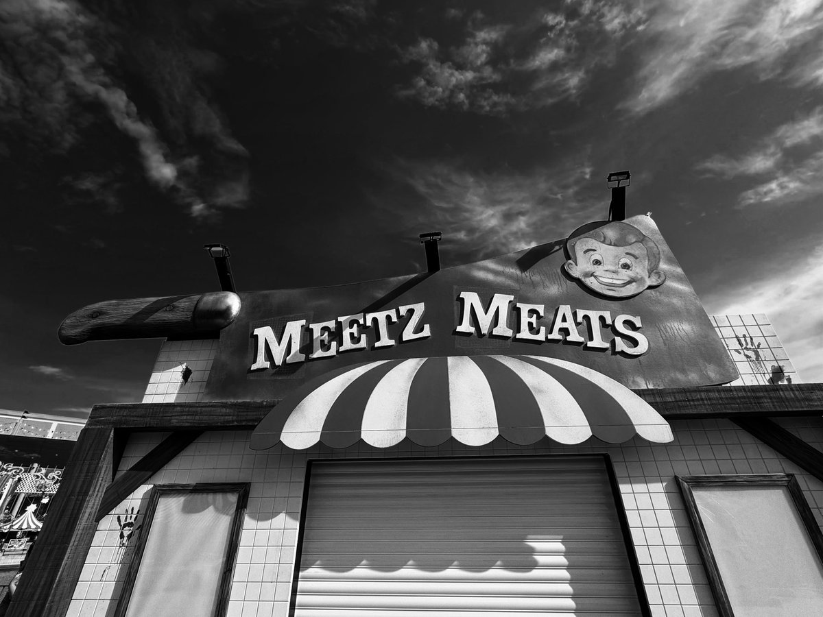 EvilTakesRoot's tweet photo. Meetz Meats serving you for over 35 years! #HHN35 #MeetzMeats #MeatyMeetz #HHNOrlando https://t.co/63djAyH4of