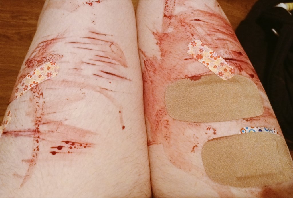 Dumbnmuzzled's tweet photo. FAKE FAKKEE MAKEUP TW these cuts r being so fucking dramatic I'm mad as hell. https://t.co/xd3ll2pJzT