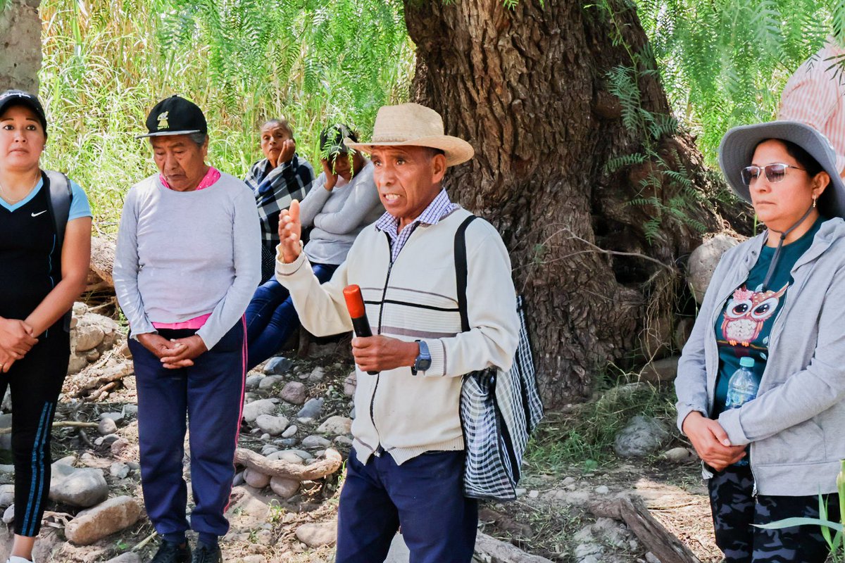 SNietoCastillo's tweet photo. Tolimán, Querétaro.
Asamblea informativa con las vecinas y vecinos de comunidad de Don Lucas. Compartimos el mensaje de la transformación y escuchamos las voces de quienes conocen su tierra mejor que nadie. 

Nos compartieron sus inquietudes y reclaman que, por parte del gobierno del estado, no se han reconstruido los puentes de Don Lucas que son muy necesarios.  

La 4T llega a cada rincón de Querétaro. Cada día somos más.
#EsSantiagoDeQuerétaro