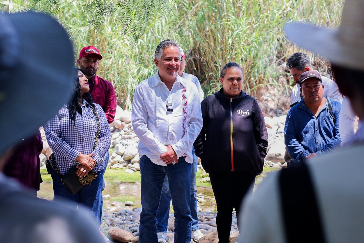 SNietoCastillo's tweet photo. Tolimán, Querétaro.
Asamblea informativa con las vecinas y vecinos de comunidad de Don Lucas. Compartimos el mensaje de la transformación y escuchamos las voces de quienes conocen su tierra mejor que nadie. 

Nos compartieron sus inquietudes y reclaman que, por parte del gobierno del estado, no se han reconstruido los puentes de Don Lucas que son muy necesarios.  

La 4T llega a cada rincón de Querétaro. Cada día somos más.
#EsSantiagoDeQuerétaro