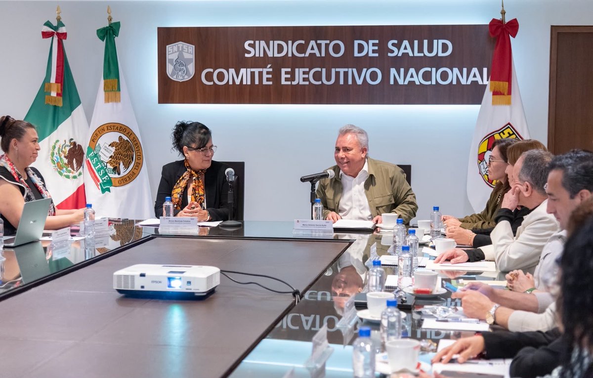 SntsaMX's tweet photo. ✅ Junta de Administración del FONAC.

Hoy 31 de julio de 2026, en el CEN del #SNTSA el Presidente @GarciaAyalaM tuvo presencia en la sesión de la Junta de Administración del Fondo de Ahorro Capitalizable de los Trabajadores al Servicio del Estado (FONAC), convocada por la Secretaría de Salud.

Con la presencia del Dr. Mario González Danéz, Suplente del Presidente de la Comisión de Vigilancia de la Junta de Administración del FONAC de la Secretaría de Salud, participó en la presentación del Informe Anual de la Liquidación del Trigésimo Séptimo Ciclo del FONAC.

Con esta participación reafirmamos el compromiso de nuestra organización sindical con la transparencia, la vigilancia y la defensa de los recursos y derechos de las y los trabajadores al servicio de la Salud. 

¡Seguimos trabajando por ustedes!

#SNTSA
#FONAC #TrabajadoresAlServicioDelEstado #SecretaríaDeSalud