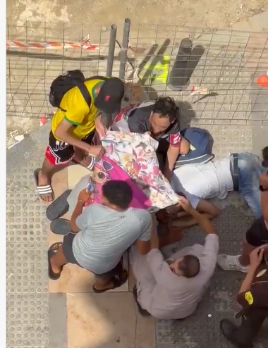malamonzu's tweet photo. @swtterss ¡COMIENZAN LOS MUERTOS POR LAS CALLES DE CEUTA!

La situación es insostenible.

Solo los que viven en Ceuta y sufren los disturbios a todas horas, lo saben y lo están difundiendo.

Por favor, si no es por necesidad, no salga a la calle.
Y, si lo hace, vaya en grupo y "armado". https://t.co/MjskW0Urqq