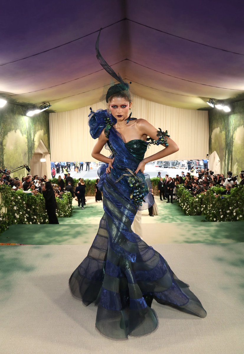 Lesflappers's tweet photo. John Galliano has consistently delivered some of the most iconic Met looks of all time. If the dress code draws from his work, we’re in for a visual orgasm. With a body of work as rich as his, it’s hard to imagine this red carpet missing https://t.co/6qF1z5yZGb