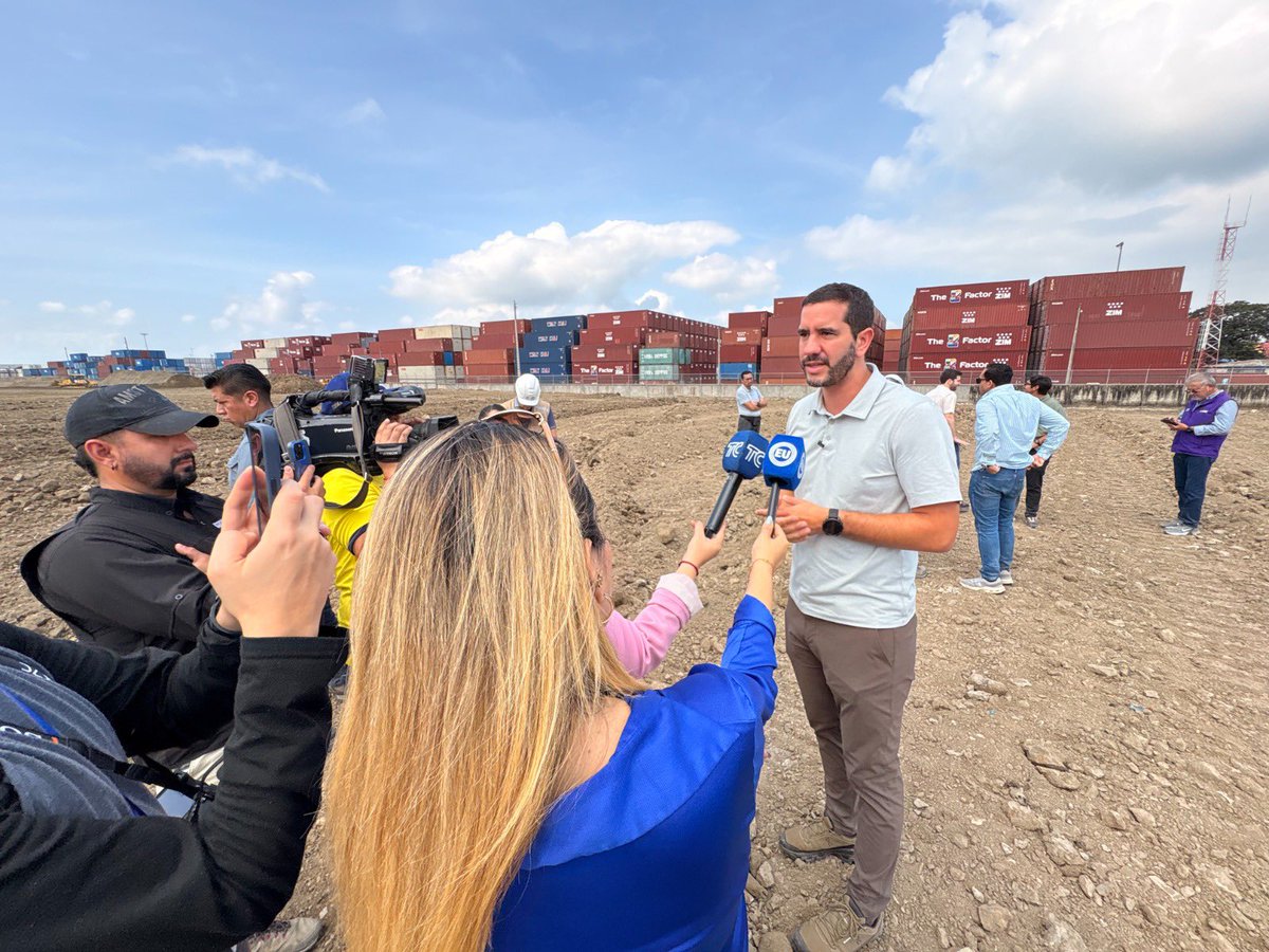 MIT_Ecuador's tweet photo. #Guayas | El ministro @RobertoLuqueN, inspeccionó los avances del Quinto Puente en su tramo 1A, una obra estratégica que fortalecerá la movilidad, la conectividad y la logística del Ecuador.

Este proyecto que contempla una inversión total de USD 1.064 millones, no solo optimizará la conexión vial, sino que también incorporará nuevas áreas verdes, espacios recreativos, camineras y ciclovías, promoviendo una mejor calidad de vida para la ciudadanía.

Seguimos avanzando en la construcción de infraestructura que impulsa el desarrollo y transforma el futuro del país.