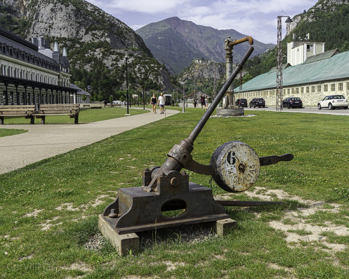 SofiCasCar's tweet photo. #aragon
#huesca
Estación Internacional de #Canfranc 
Hermoso edificio de hierro y cristal entre montañas que guarda secretos viajeros de dos paises y muchos más. 
Es como un gran andén detenido en el tiempo por donde deambulan historia vividas. https://t.co/hR2b84NRSj