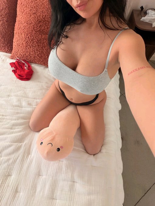 aliciasucree7's tweet photo. Bonne nuit ici 🥰😍, un peu envie de s'amuser avec un inconnu par hasard 🥰😍. Ca peut être toi bien sûr on sait jamais 😍😍😍

 Max de rt et ❤ https://t.co/6Dssk7zuNv
